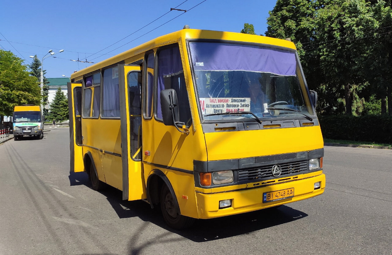 Приватні автобуси в Полтаві їздять за новою схемою руху і неоднаковими тарифами. Фото Яна ПРУГЛА