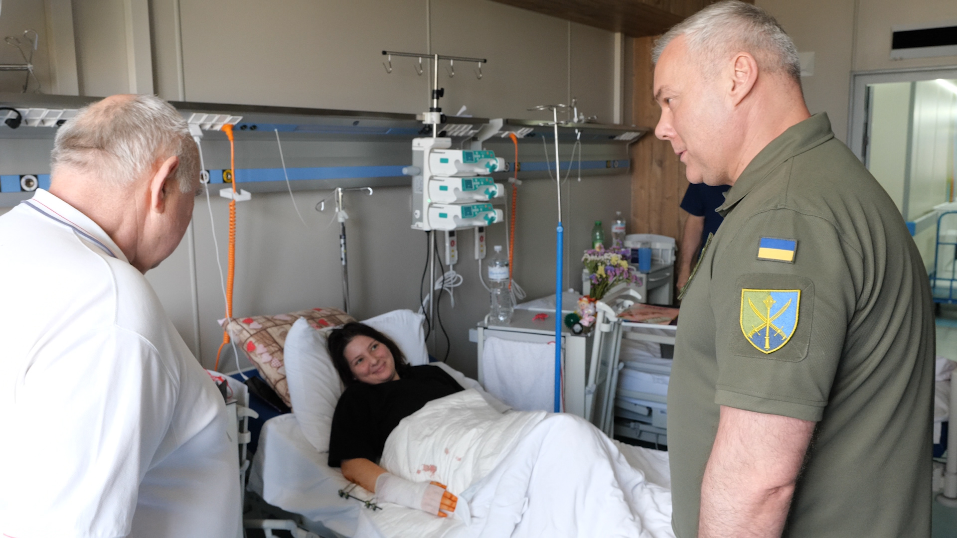 Генерал-лейтенант Сергій Наєв зустрівся із генеральним директором лікарні Володимиром Жовніром, побував у новому лікувально-діагностичному корпусі та ознайомився із роботою медичного закладу під час воєнного стану. Фото надане автором