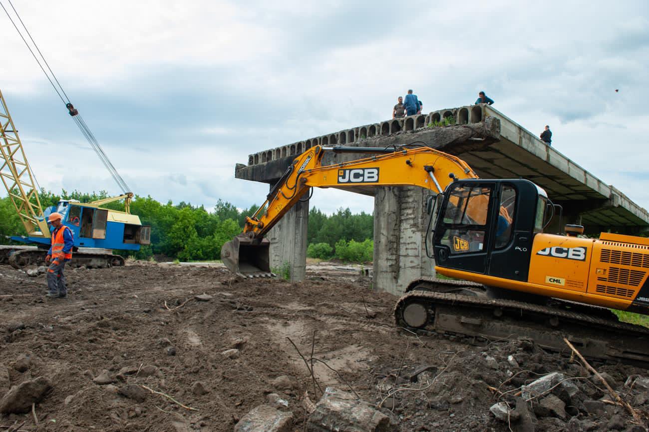 Повним ходом триває будівництво мосту поблизу села Бішкінь. Фото надала Ольга КЛИМЕНЧУКОВА