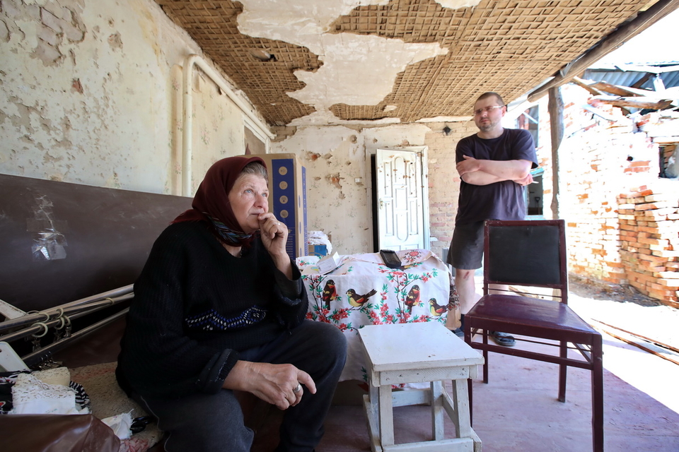 Людмила Копил, її син та 84-річна мама мешкають зараз у напівзруйнованому росіянами будинку