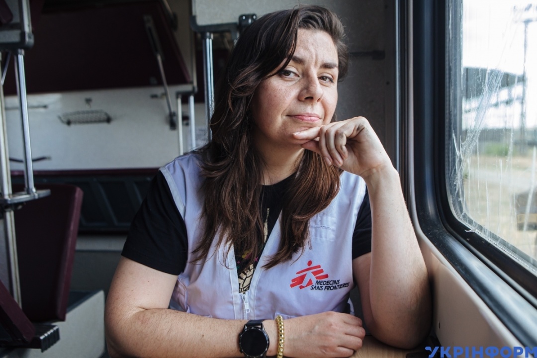 Наталія Кинів від кінця березня — у складі евакуаційного потяга. Фото з сайту ukrinform.ua