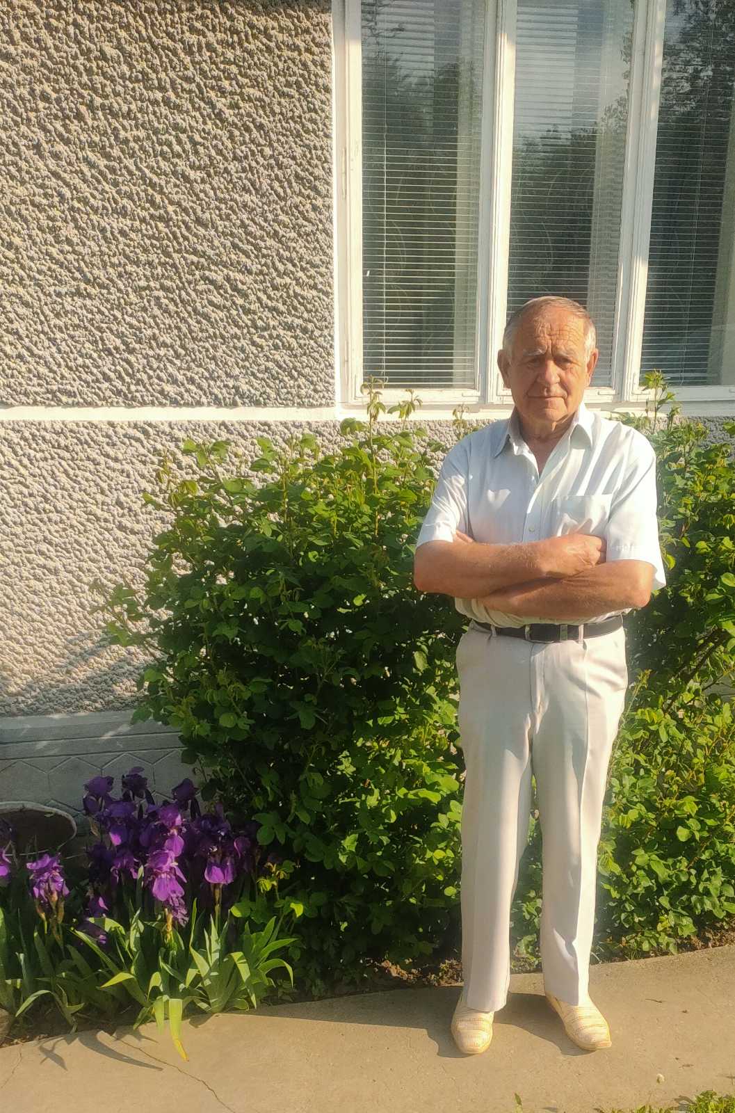 Віктор Петров біля свого будинку, в якому знаходиться місце для багатьох біженців