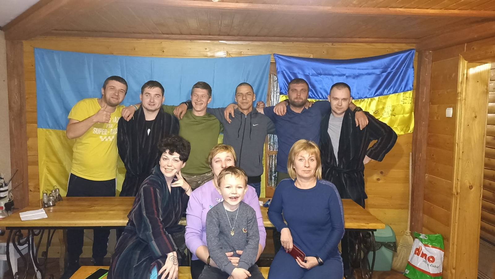 Задоволені всі: і бійці, і їхні родини. Фото Миколи ПОРТНОГО