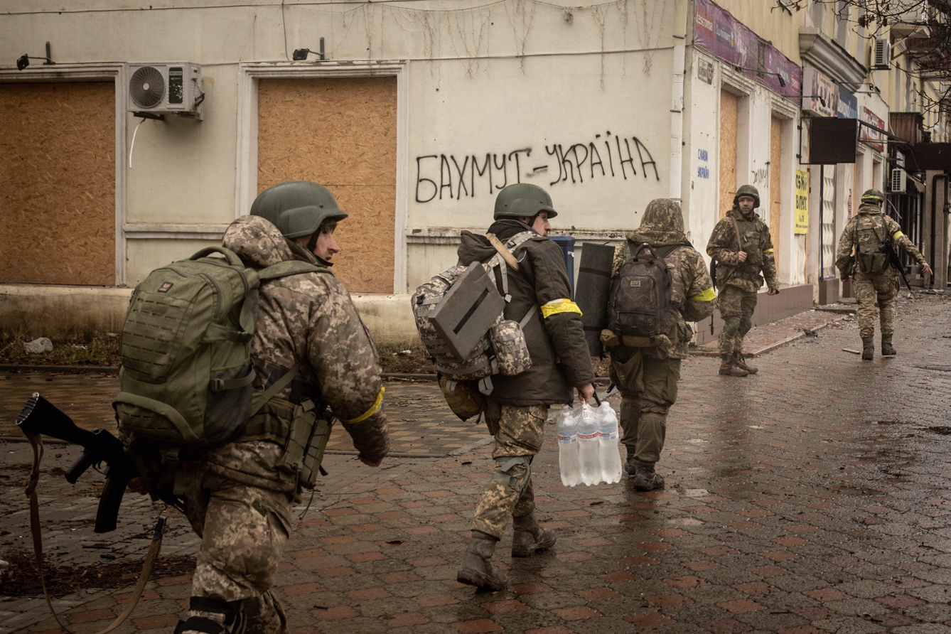 Нашим військовим було б легше, якби цивільні евакуювалися охочіше. Фото з сайту zn.ua