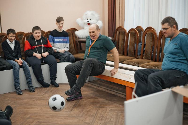 Реабілітолог із Кременчука Олександр Крилов довів, що у футбол можна грати й сидячи. Фото з сайту kg.ua