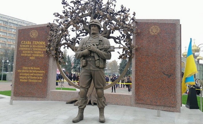 Біля Меморіального комплексу загиблим військовим в центральній частині міста відбуваються церемонії прощання з Героями. Фото надав автор