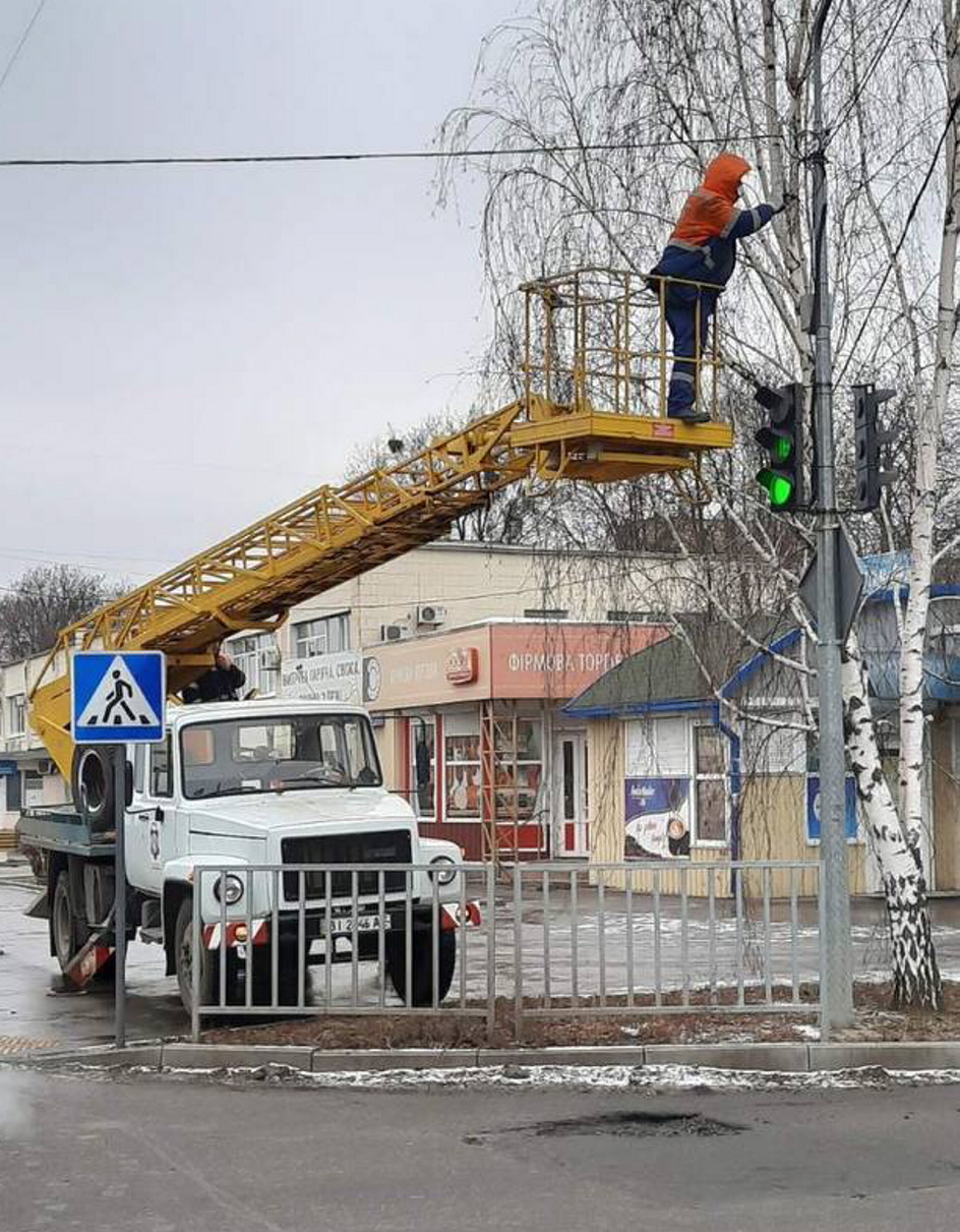 Працівники «Міськсвітла» здійснюють перепідключення мережі зовнішнього освітлення на пішохідному переході на одному з перехресть Полтави. Фото з сайту poltava.to