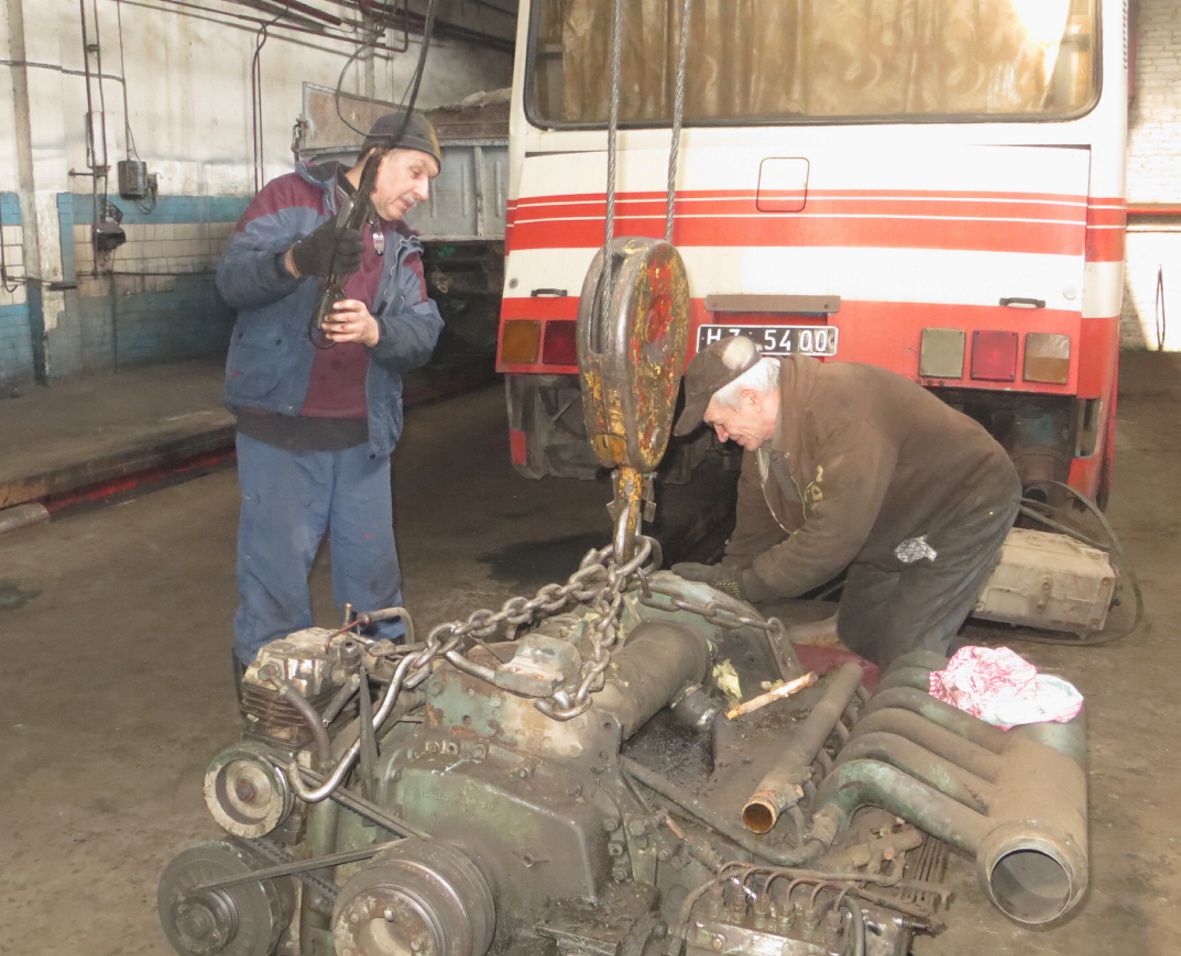 Майстри АТП ремонтують двигун військового «ікаруса». Фото автора