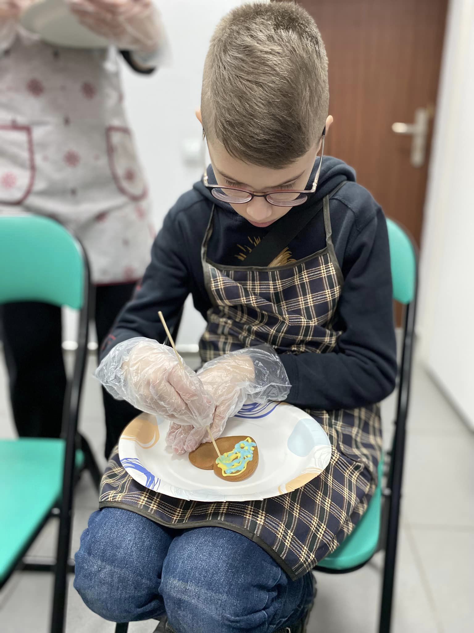 Михайлик Малик створює патріотичне печиво. Фото надав автор