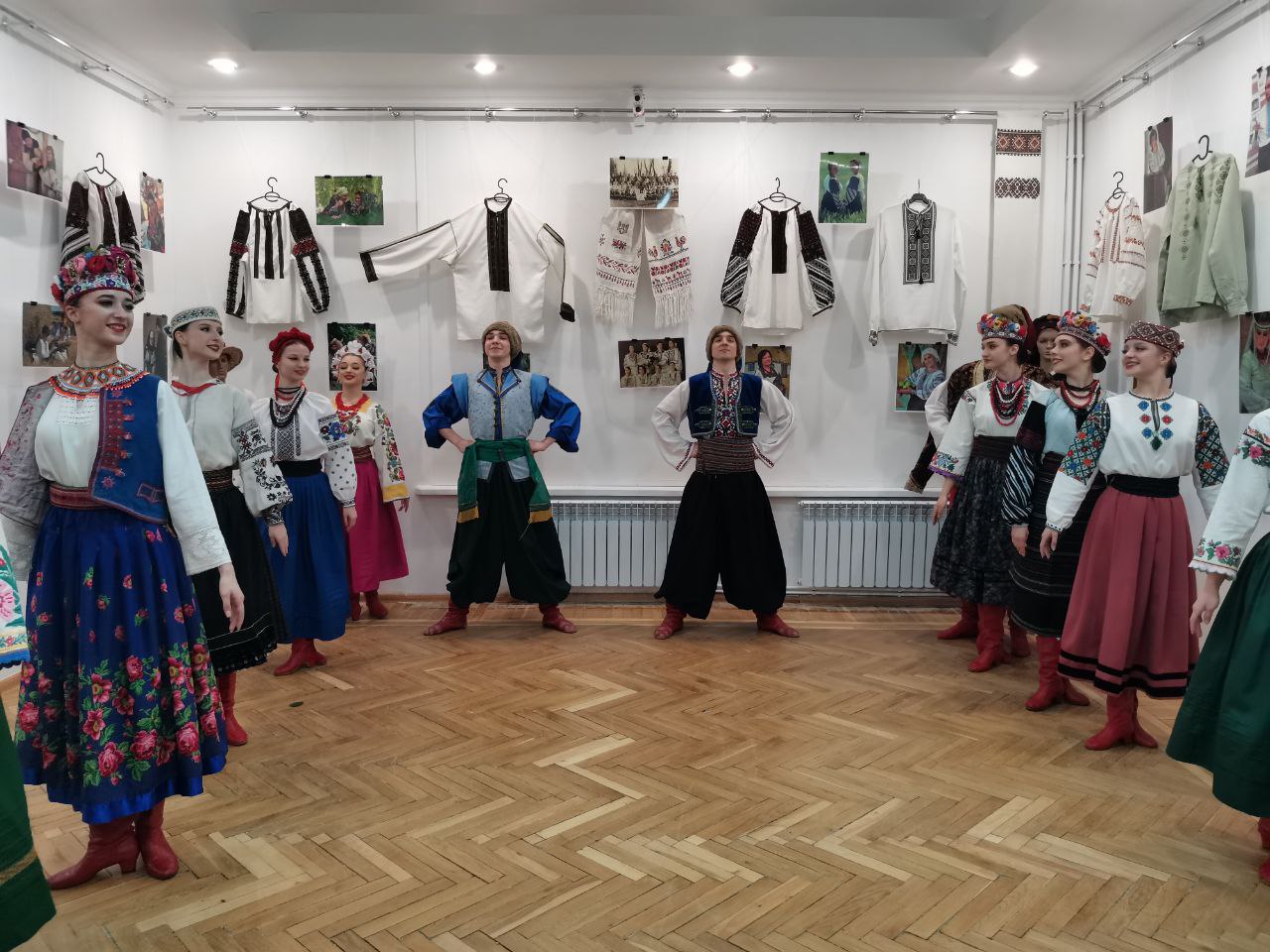 Моделі демонструють старовинне українське вбрання з колекції Уляни Перхалюк. Фото з сайту facebook.com.ternopilomcnt