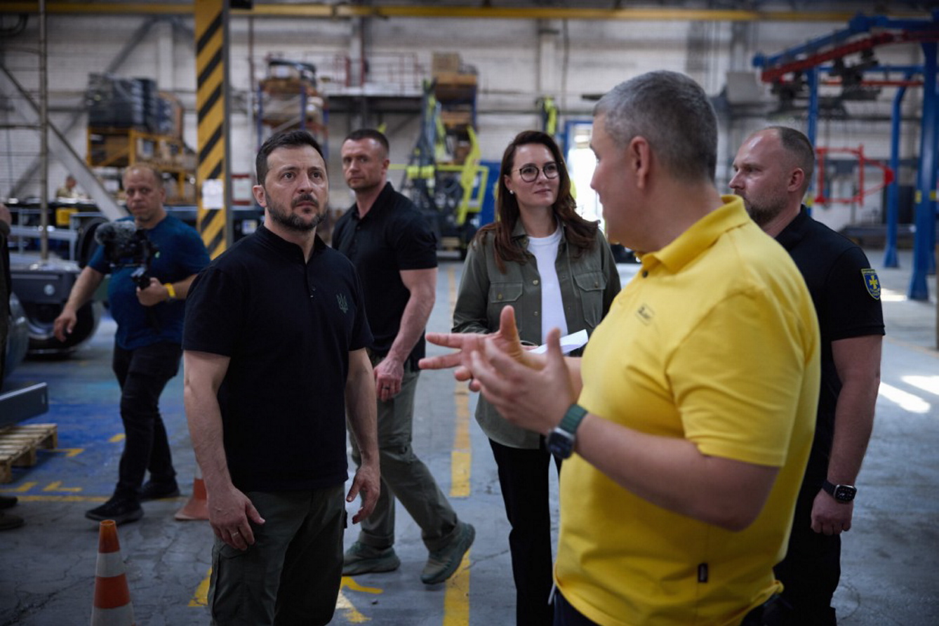 На Полтавщині Володимир Зеленський ознайомився з роботою релокованої компанії, яка спеціалізується на виробництві автотранспорту