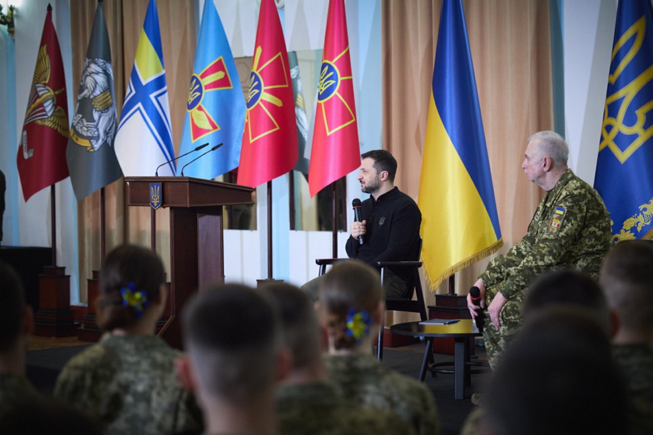 Володимир Зеленський подякував майбутнім українським офіцерам, які обрали захист країни та її незалежності своєю професією. Фото з сайту president.gov.ua