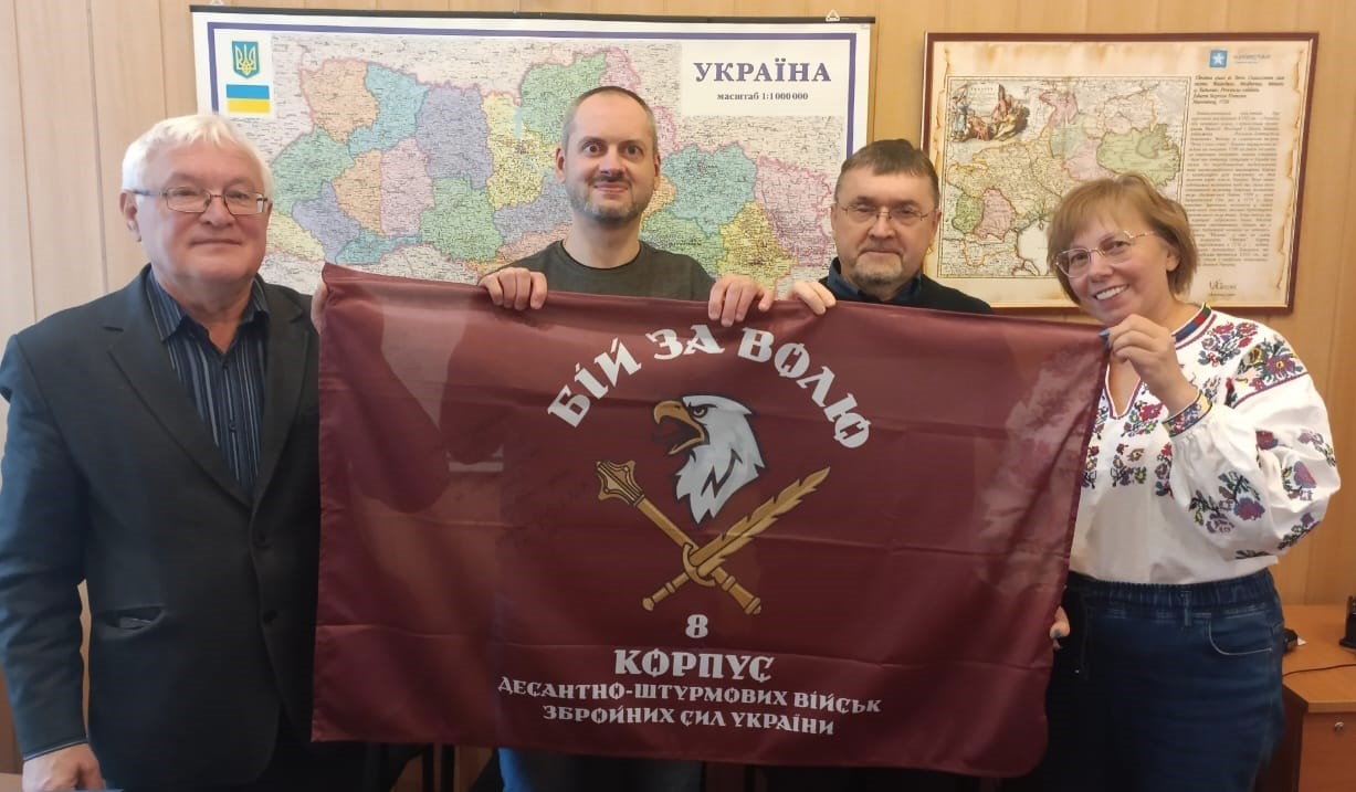 Головний редактор «Урядового кур’єра» Сергій Брага (ліворуч) від імені колективу висловив щиру подяку військовослужбовцям 8 корпусу ДШВ за захист країни та впевненість у перемозі. Фото автора