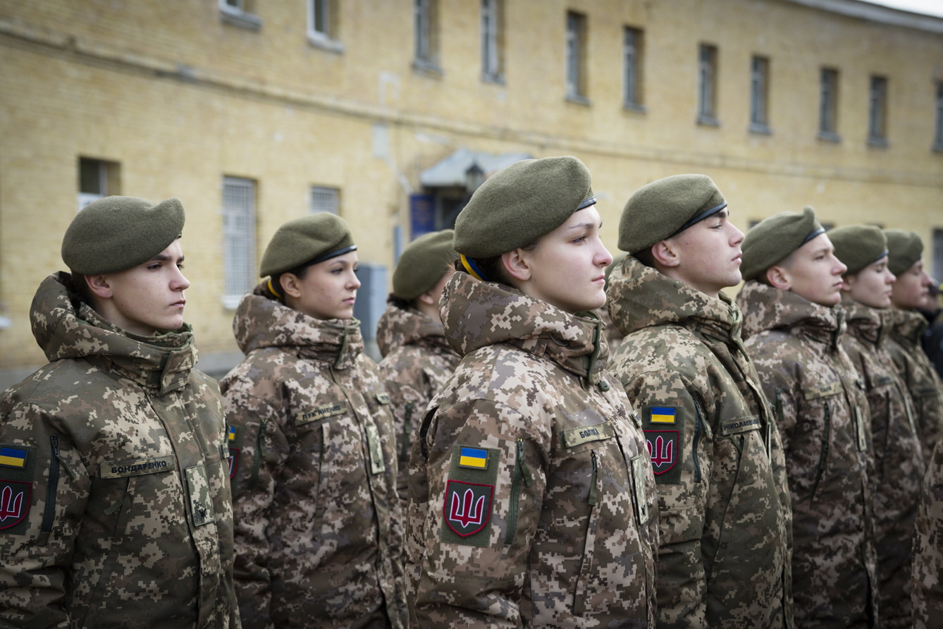 Один з урочистих моментів свята — складання клятви ліцеїста вихованцями військових ліцеїв. Фото з сайту president.gov.ua 
