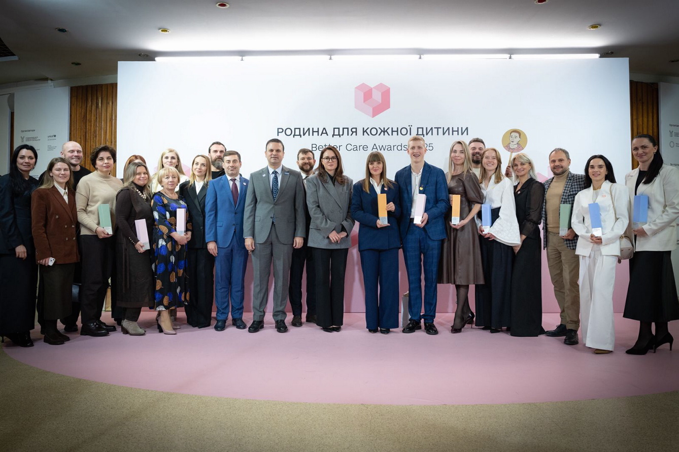 Урядовці подякували лауреатам, внесок яких став прикладом справжньої відповідальності, опори та піклування про дітей. Фото з Урядового порталу
