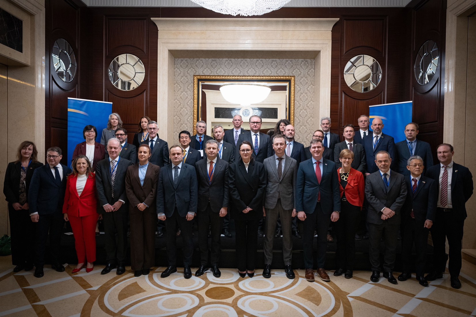 Урядовці, представники країн G7, ЄС та міжнародних фінансових організацій провели захід у Києві. Фото з Урядового порталу