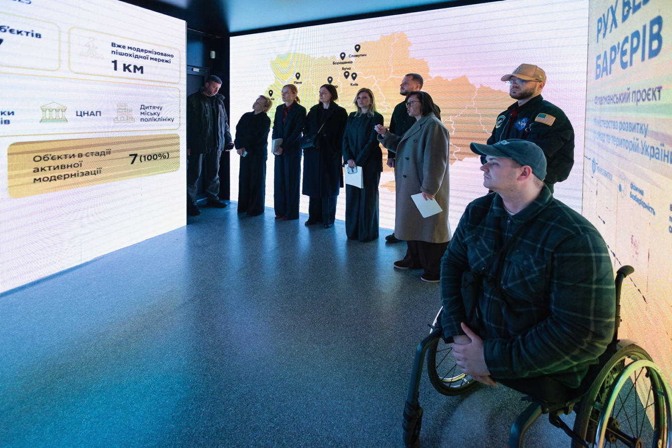 Проєкт «Рух без бар’єрів» — це створення безперешкодних маршрутів, що поєднують шляхи, будинки й заклади міста. Фото з сайту president.gov.ua