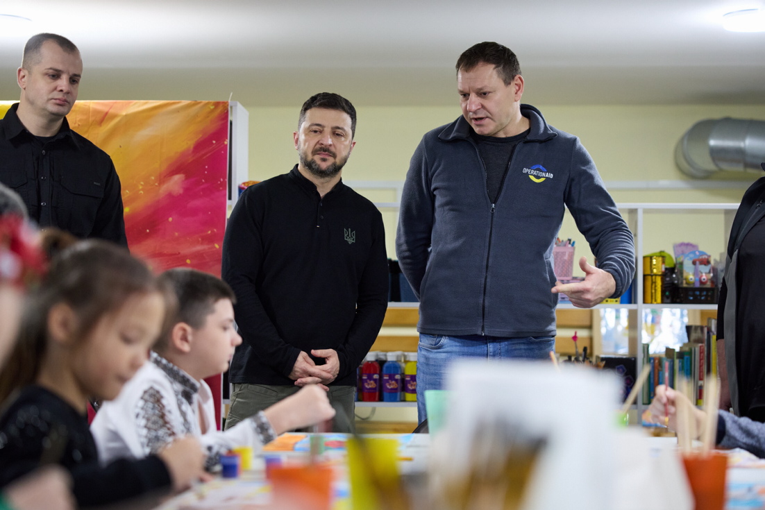 В одному з дитячих просторів Володимир Зеленський разом  з посадовцями дізнався, чим живуть наймолодші жителі Херсона. Фото з сайту president.gov.ua