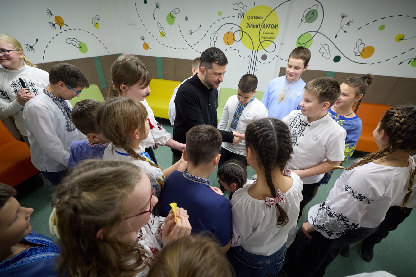 Володимир Зеленський зустрівся з учнями однієї зі спеціалізованих шкіл Запоріжжя, яка працює в укритті. Фото з сайту president.gov.ua