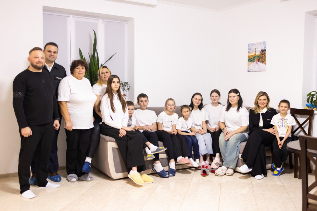 У межах ініціативи «Від будинку до домівки» фундація разом із ЮНІСЕФ допомагає облаштуватися родині Олени Гусаренко. Фото з сайту president.gov.ua