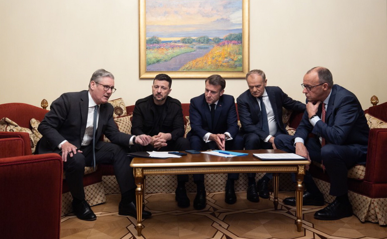 Кір Стармер, Володимир Зеленський, Емманюель Макрон, Дональд Туск і Фрідріх Мерц під час телефонної розмови з Президентом США Дональдом Трампом погодили подальші дії щодо тиску на рф. Фото з сайту president.gov.ua