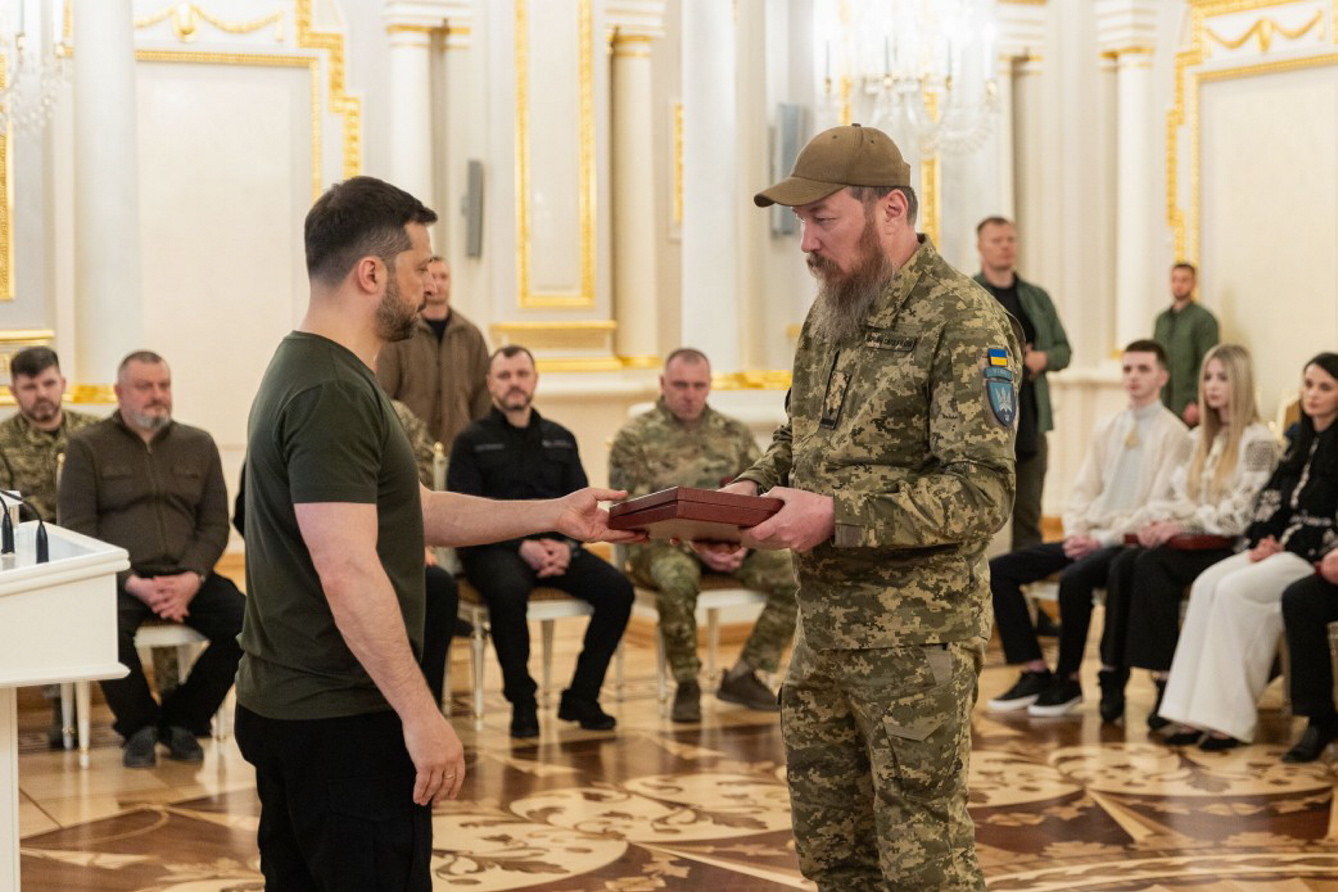Зірку Героя отримує майор Роберт Бровді (позивний «Мадяр»), командир 414 окремої бригади безпілотних систем. Фото з сайту president.gov.ua