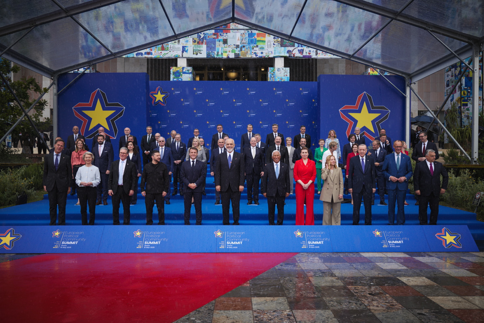 Столиця Албанії зустріла учасників шостого саміту Європейської політичної спільноти дощем, який вважають добрим знаком. Фото з сайту president.gov.ua 