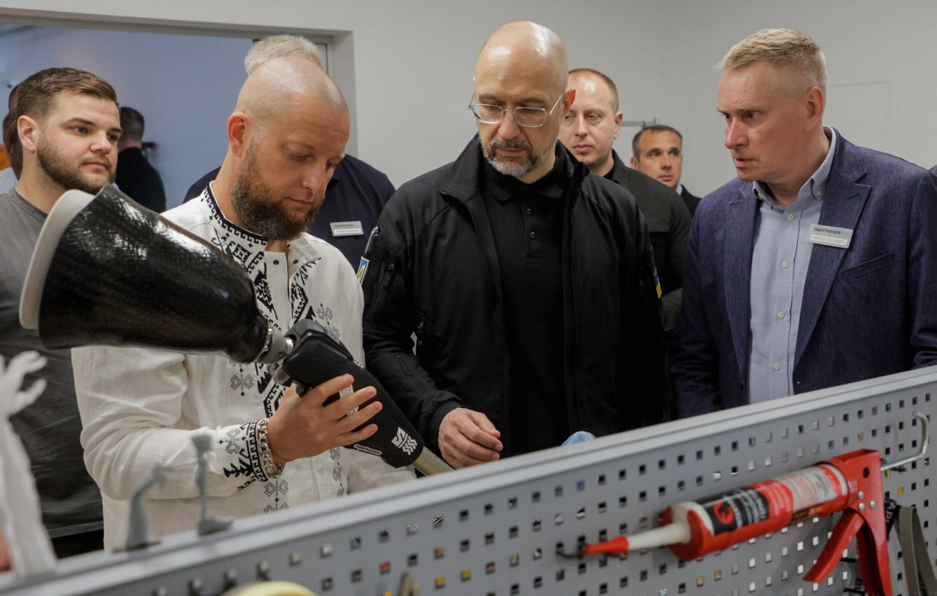 Під час робочої поїздки до Львова Денис Шмигаль відвідав Superhumans center, поспілкувався з фахівцями й пацієнтами. Фото з Урядового порталу