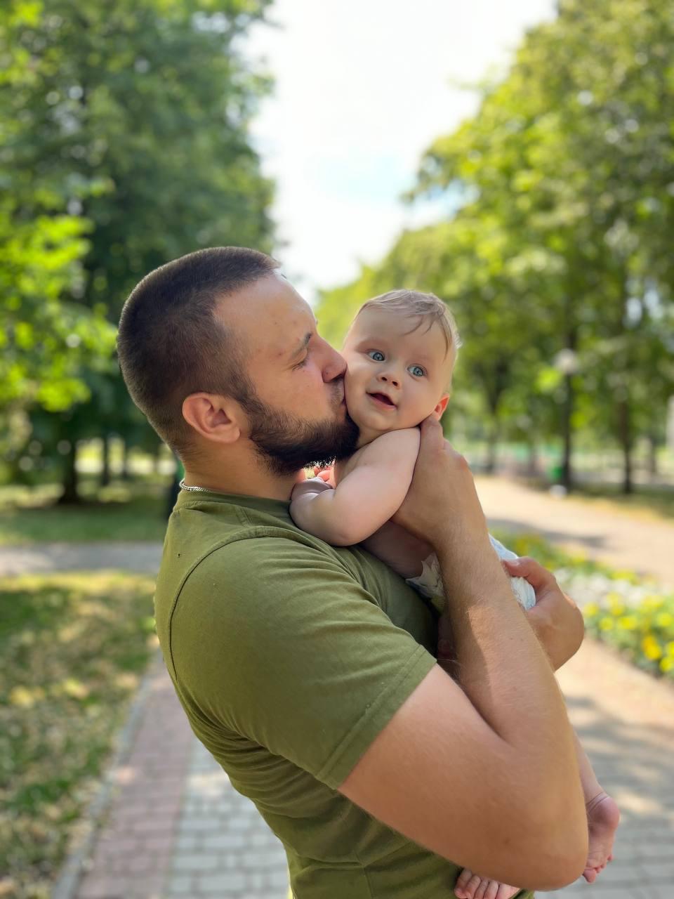 Серед тих, хто потребує захисту від ворожих вибухів, — маленька донечка Ростислава. Фото надав автор 