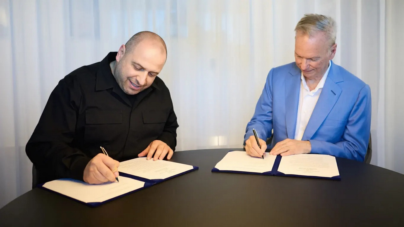 У Копенгагені міністр оборони Рустем Умєров і CEO компанії Swift Beat, LLC Ерік Шмідт уклали меморандум про довгострокове стратегічне партнерство. Фото з сайту mod.gov.ua