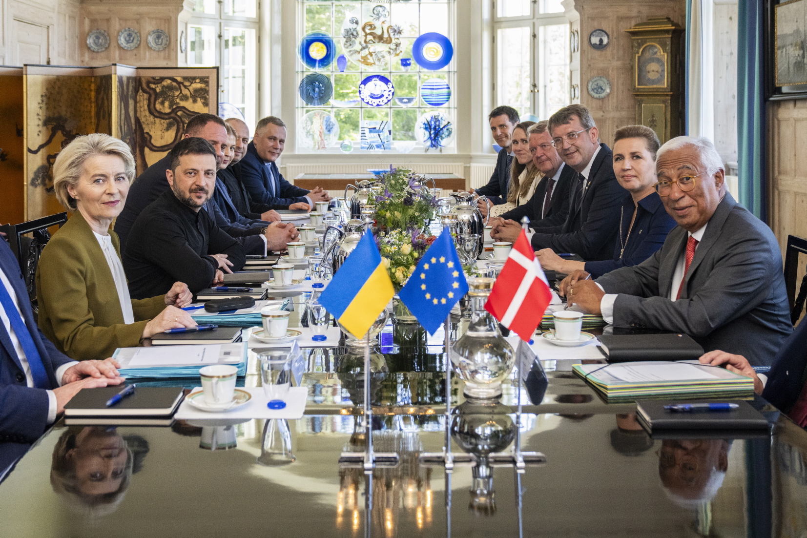 Під час зустрічі Володимира Зеленського з Метте Фредеріксен, Антоніу Коштою та Урсулою фон дер Ляєн особливу увагу приділили очікуванням від данського головування. Фото p cfqne president.gov.ua