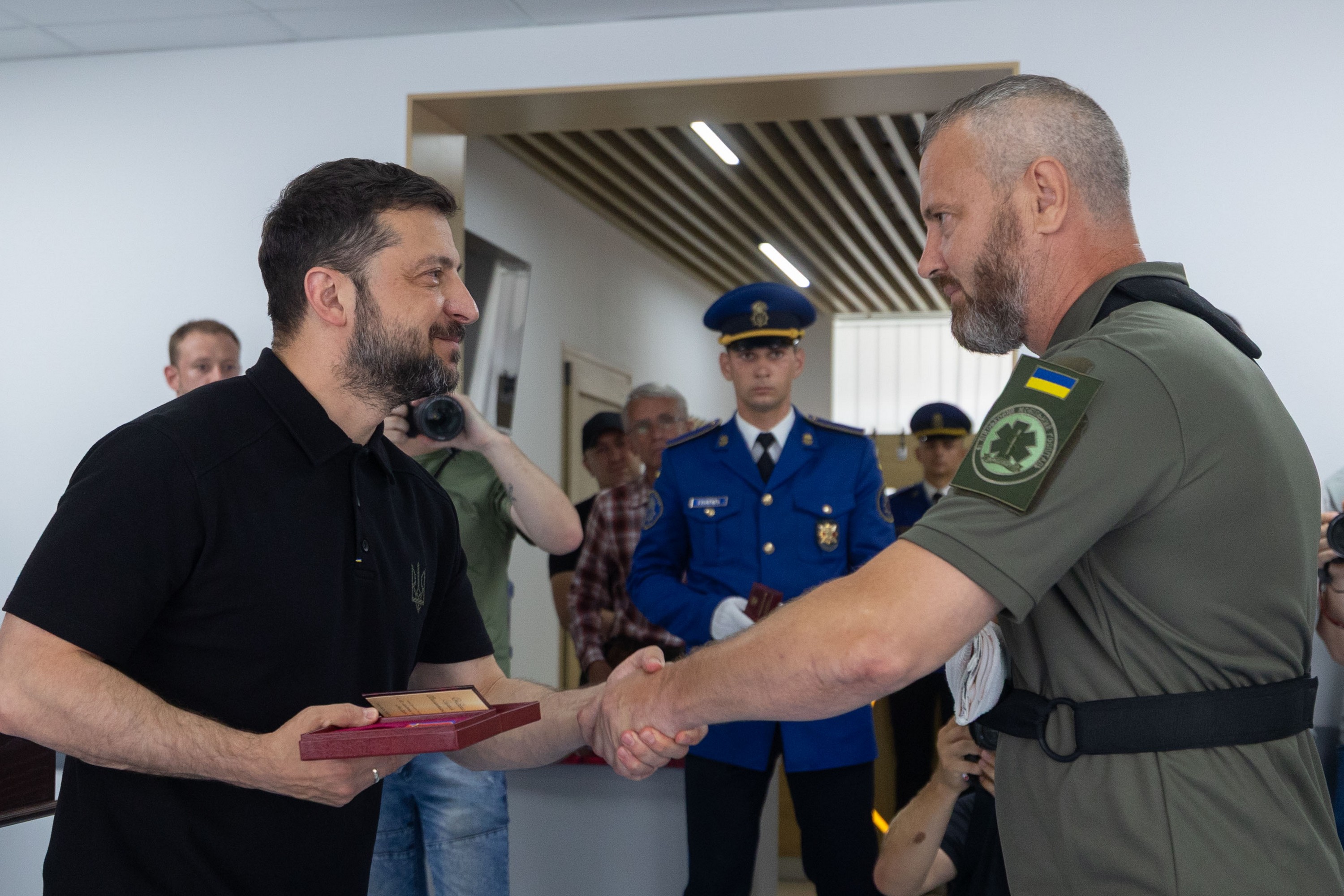 Нагороди з рук Володимира Зеленського отримали зокрема бойові медики, які в складних умовах евакуюють поранених воїнів із поля бою та надають першу медичну допомогу. Фото з сайту president.gov.ua