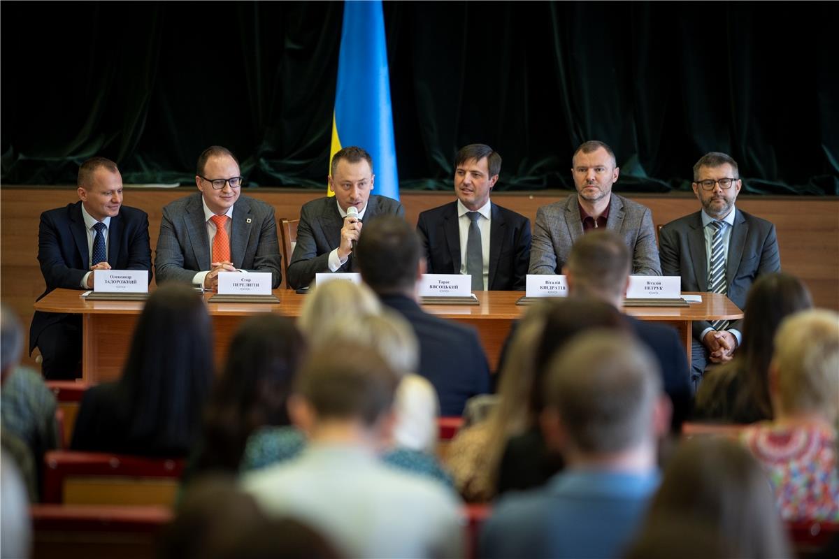Міністр наголосив, що одне з ключових завдань об’єднаного міністерства — зберегти професіоналів і команди. Фото з сайту me.gov.ua 