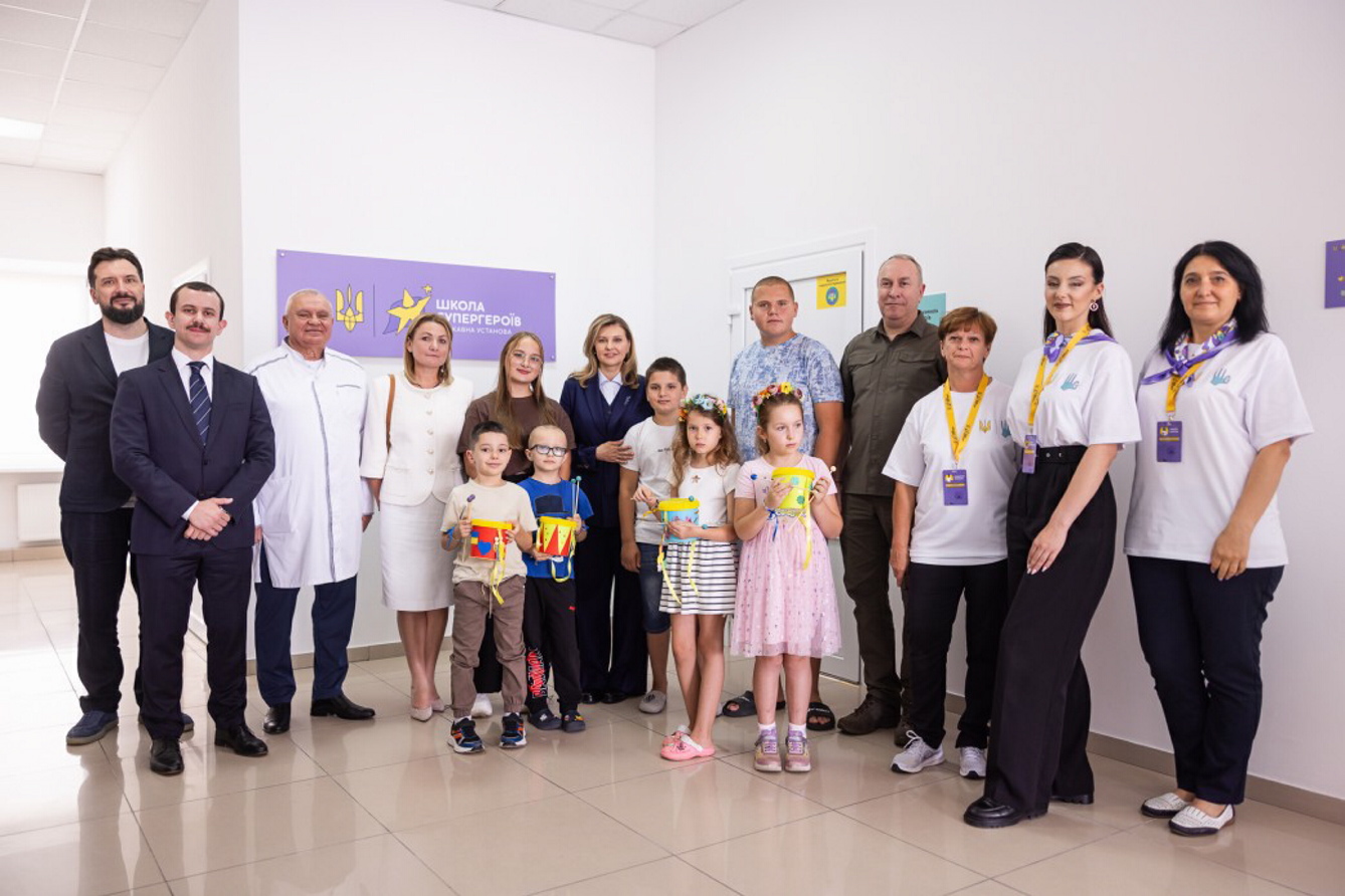 Перша леді поспілкувалася з учителями та психологами про адаптацію дітей до школи, узгодження уроків з лікуванням та організацію занять& Фото з сайту president.gov.ua