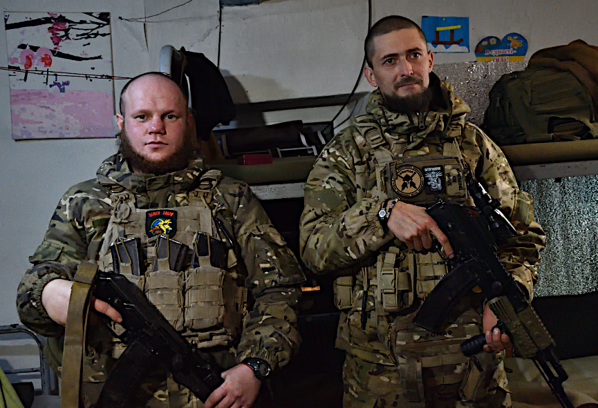 Бійці ГШР &laquo;Комар&raquo; і &laquo;Паштет&raquo; &mdash; пожежники фронту, яких залучають тоді, коли треба діяти блискавично й ефективно. Фото Кирила САМОЙЛЕНКА