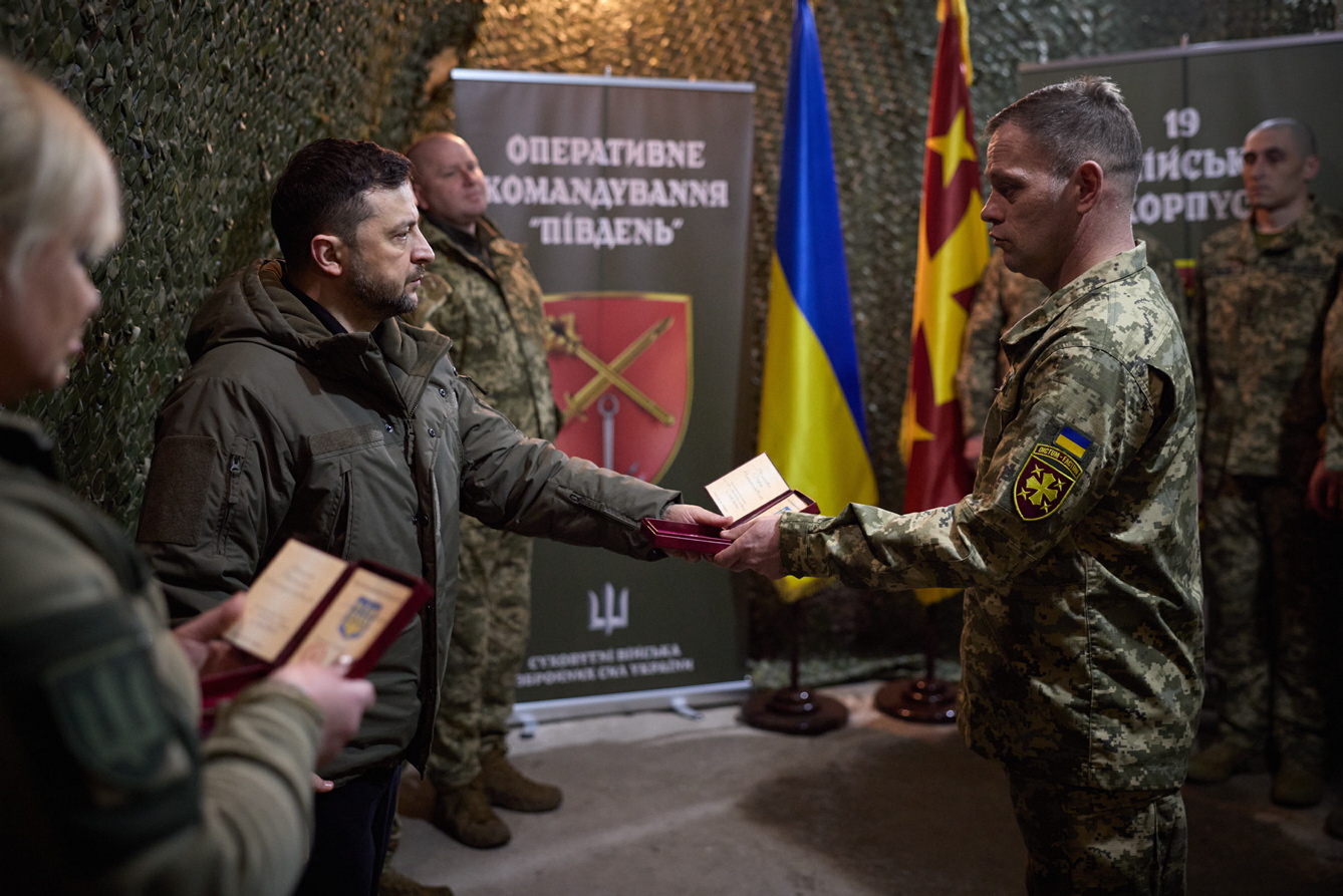 Під час зустрічі з воїнами із підрозділів 11&shy;го та 19&shy;го армійських корпусів, Володимир Зеленський подякував їм за службу та вручив державні нагороди. Фото з сайту president.gov.ua
