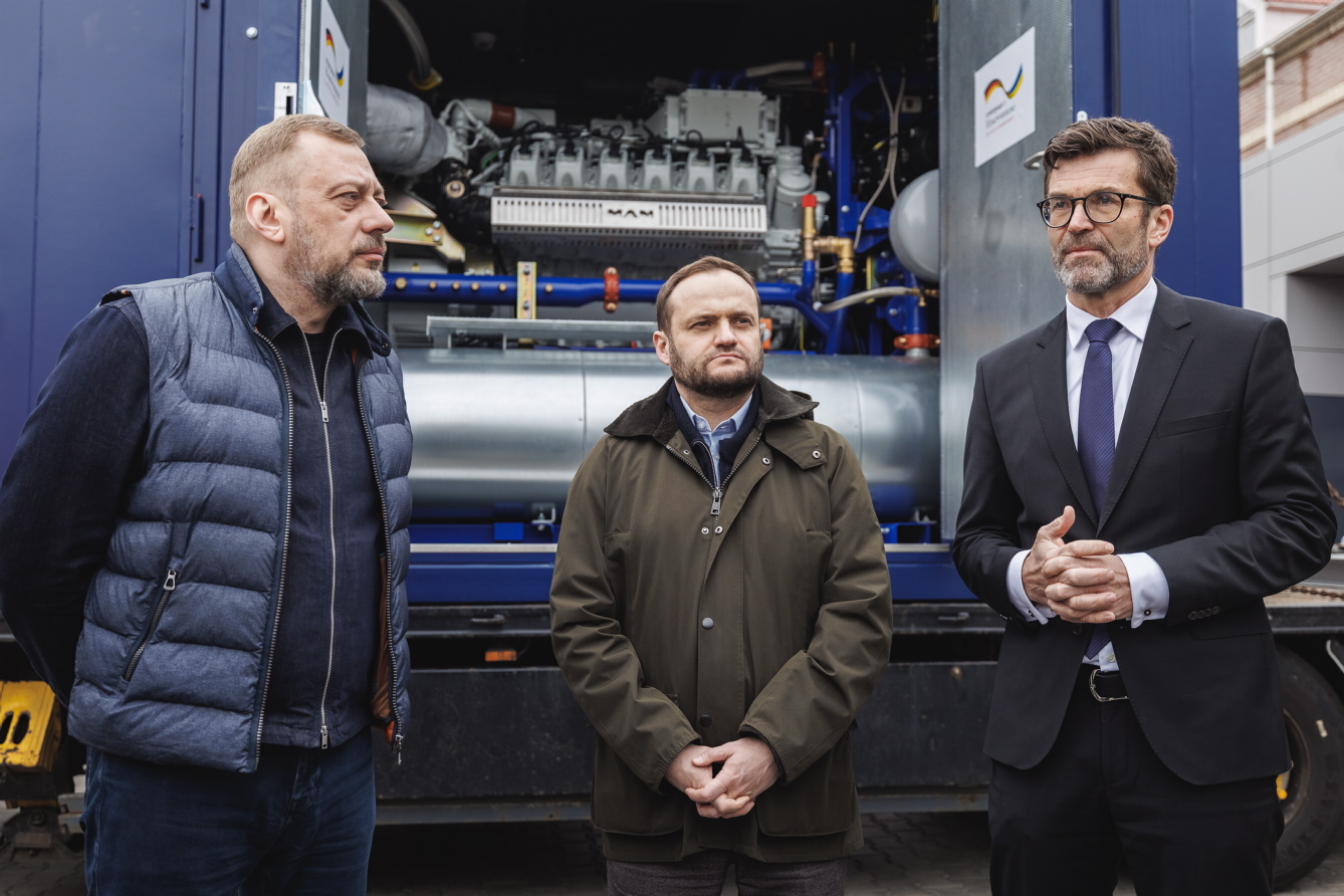 Обладнання передали за участі Посла Німеччини в Україні Гайко Томса, представника GIZ в Україні Зьорена Гербста тавіцепрем&rsquo;єр&shy;міністра Олексія Кулеби. Фото з сайту mindev.gov.ua