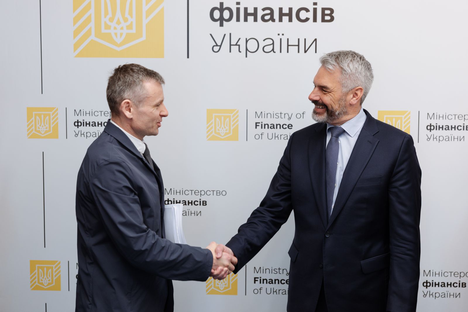 Міністр фінансів Сергій Марченко подякував  віцепрезидентові ЄІБ Карлові Негаммеру за підтримку. Фото з сайту mof.gov.ua