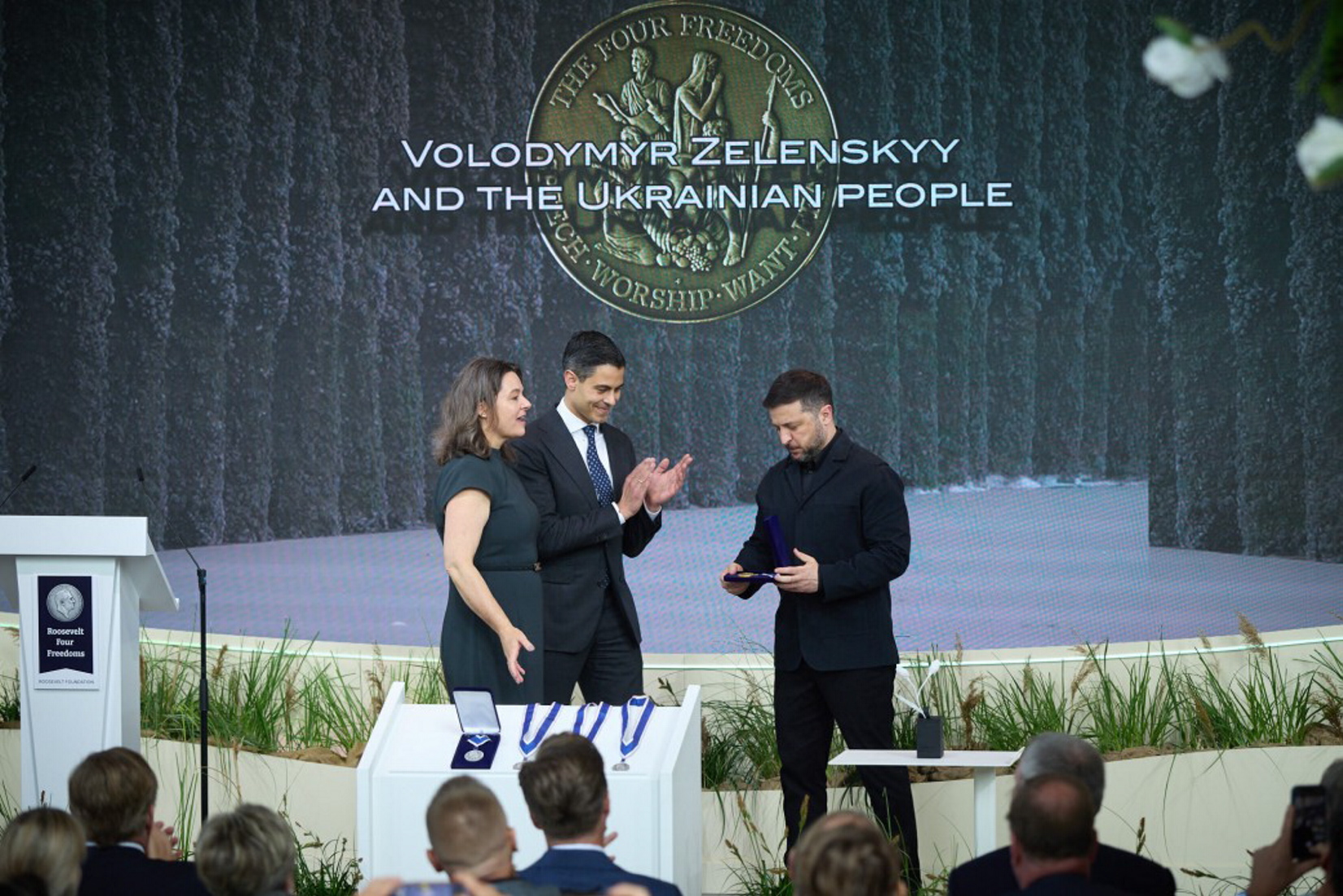 Нагороду Four Freedoms Awards (&laquo;Чотири свободи&raquo;) за мужність і стійкість у боротьбі за свободу Володимир Зеленський отримав від імені українського народу. Фото з сайту president.gov.ua