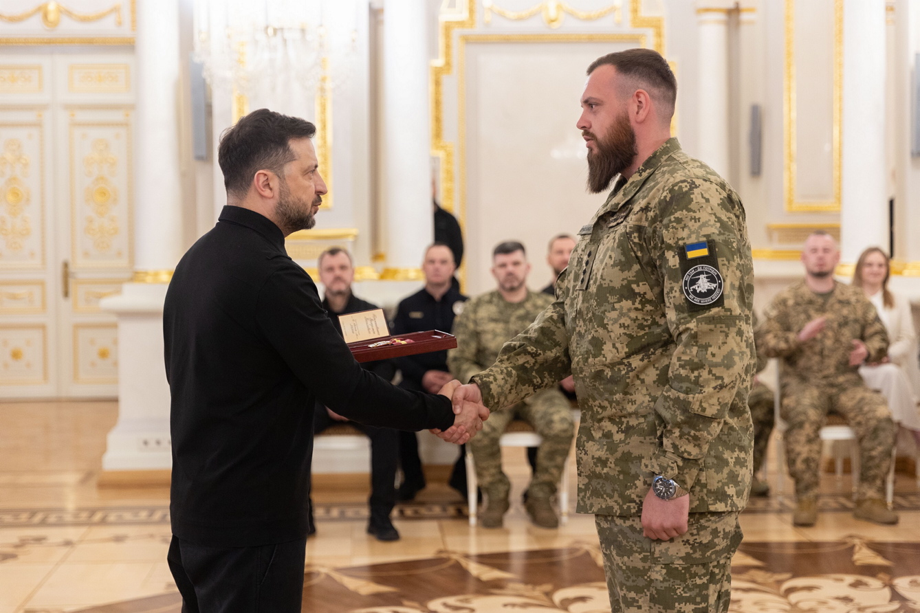 Володимир Зеленський, подякувавши захисникам України за мужність і героїзм, вручив їм найвищі державні нагороди. Фото з сайту president.gov.ua