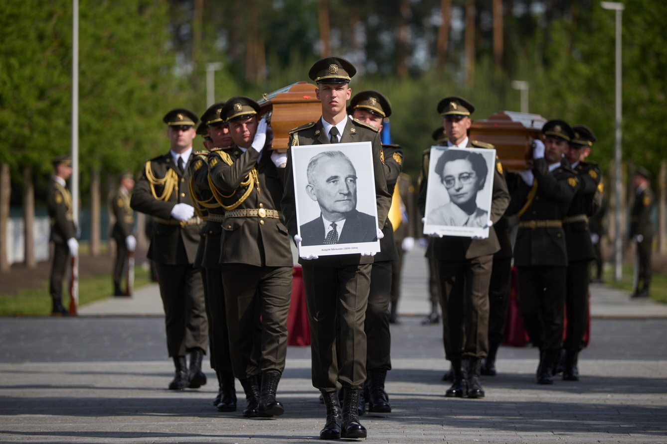 Видатні постаті національно&shy;визвольного руху після десятиліть на чужині повертаються на рідну землю. Фото з сайту president.gov.ua