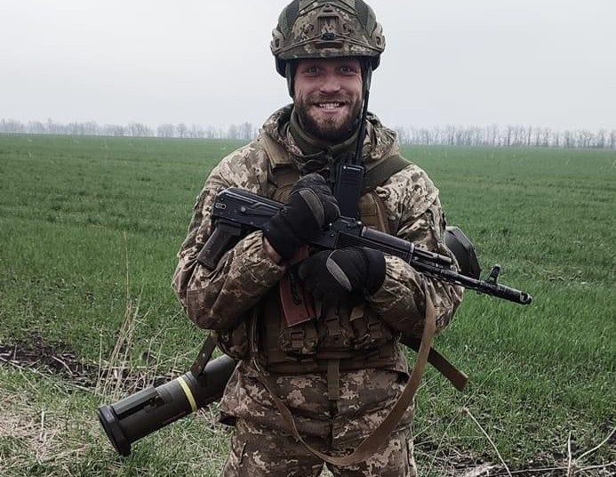 Після всього пережитого Андрій Рижков і далі бачить своє майбутнє виключно у Збройних Силах України. Фото Віталія Павленка та з особистого архіву Дениса Рижкова