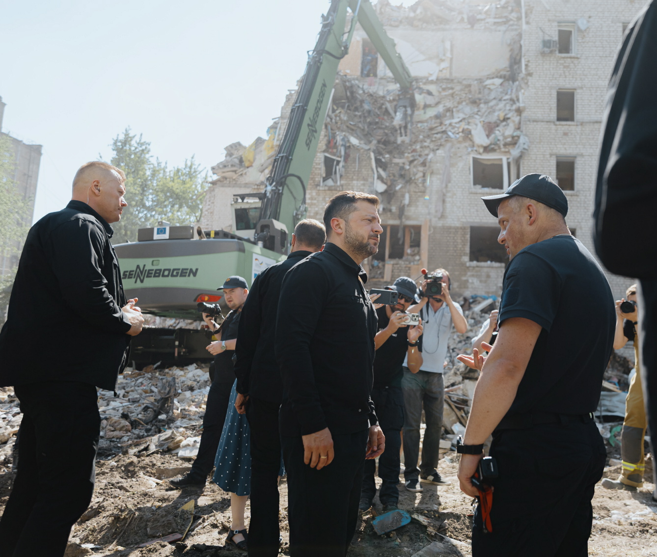 Володимир Зеленський подякував представникам усіх екстрених служб, які допомагають людям у місцях ударів. Фото з сайту president.gov.ua