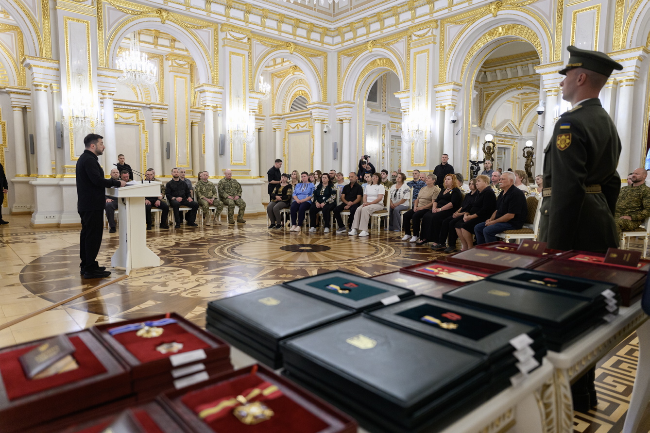 Президент подякував усім, хто захищає Україну, і закликав пам&rsquo;ятати кожного й кожну, хто віддав життя за нашу державу. Фото з сайту president.gov.ua