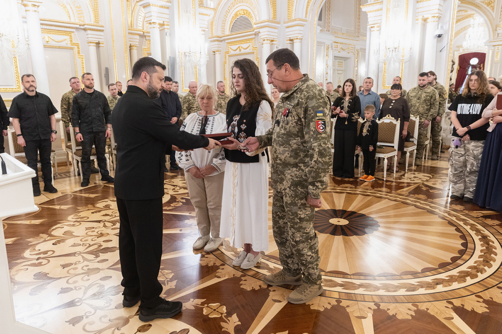 Володимир Зеленський зауважив, що історія кожного героя є частиною великої історії нашої держави. Фото з сайту president.gov.ua