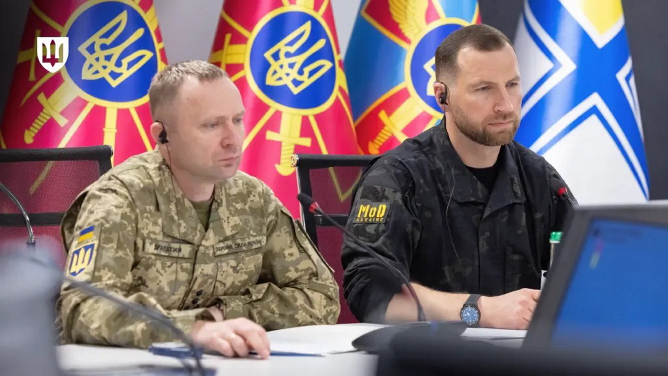 Головнокомандувач Збройних Сил Михайло Драпатий  і міністр оборони Євгеній Хмара представили партнерам свій план війни. Фото з сайту mod.gov.ua
