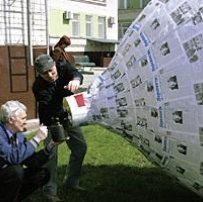 У Хмельницькому зробили повітряну кулю з газет