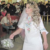 У Тернополі провели перший в Україні чемпіонат з метання весільних букетів