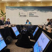 Більше інвестувати у виробництво нашої зброї