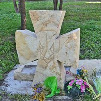Сквер Волонтерів тепер вінчає стела